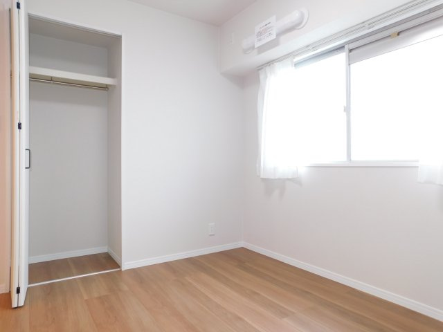 名古屋市西区名塚町３丁目の中古マンションの洋室|◇洋室◇　　明るい洋室４．４帖　全居室収納完備♪　（２０２６年１月リノベーション済）