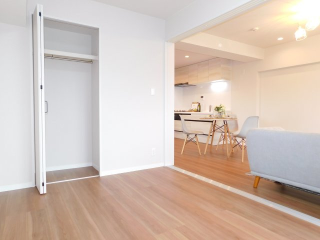 名古屋市西区名塚町３丁目の中古マンションの洋室|◇洋室◇　　明るい洋室５．０帖　収納完備♪　リビングの続き間としても利用できます♪　　（２０２６年１月リノベーション済）