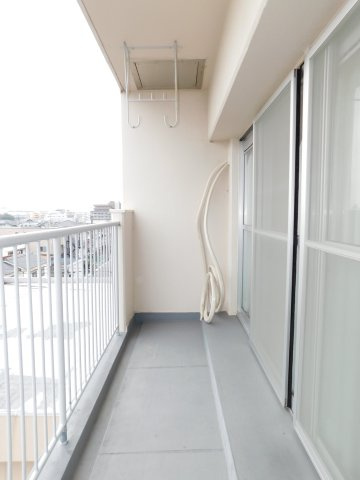 名古屋市西区名塚町３丁目の中古マンションのバルコニー|◇バルコニー◇　　陽当り良好なワイドバルコニー！　リビングと洋室から出入りできます♪