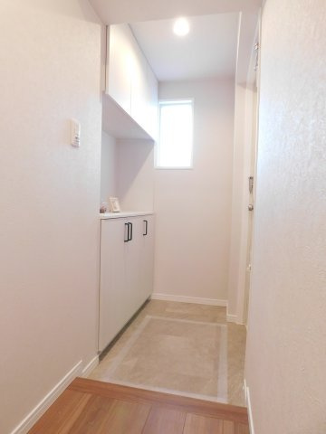 名古屋市西区名塚町３丁目の中古マンションの玄関|◇玄関◇　　収納完備で玄関がスッキリと片付きます♪