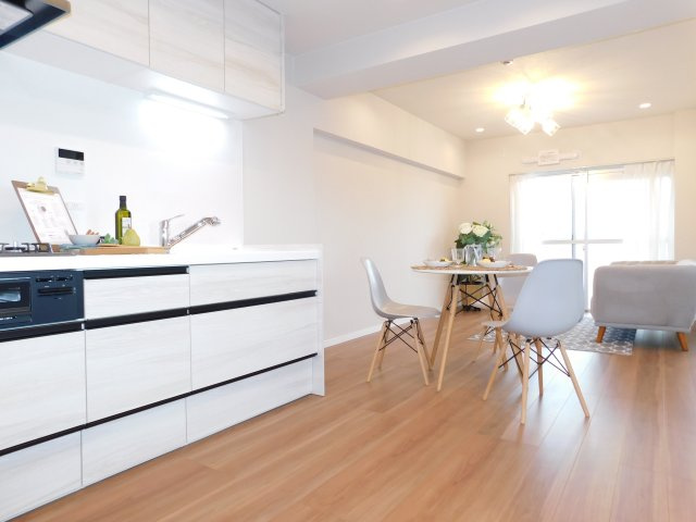 名古屋市西区名塚町３丁目の中古マンションの居間・リビング|◇リビング◇　　南向きで明るいリビング１３．４帖　家族が集まる明るいＬＤＫ♪（２０２６年１月リノベーション済）