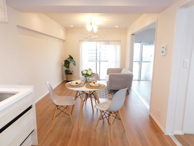 名古屋市西区名塚町３丁目の中古マンションの居間・リビング|◇リビング◇　　南向きで明るいリビング１３．４帖　バルコニー付き♪（２０２６年１月リノベーション済）