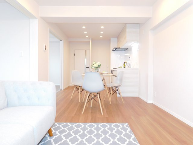 名古屋市西区名塚町３丁目の中古マンションの居間・リビング|◇リビング◇　　南向きで明るいリビング１３．４帖　隣の洋室と続き間で１８．４帖の広々空間になります♪　（２０２６年１月リノベーション済）