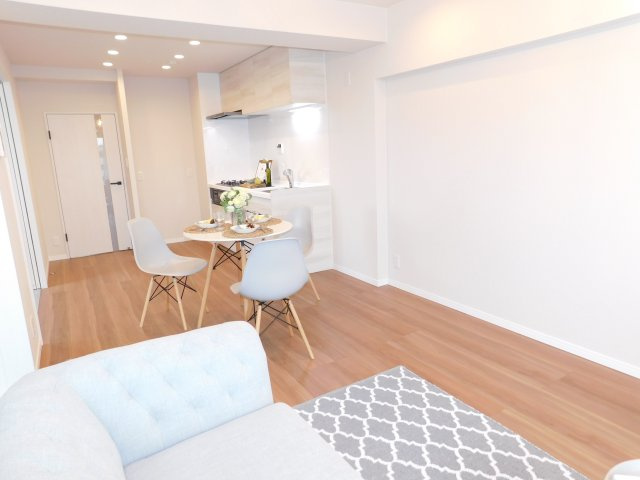 名古屋市西区名塚町３丁目の中古マンションの居間・リビング|◇リビング◇　　南向きで明るいリビング１３．４帖　間接照明の温もりを感じられるリビング♪　（２０２６年１月リノベーション済）