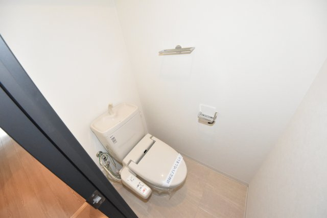 大阪市中央区博労町１丁目の賃貸マンションのトイレ