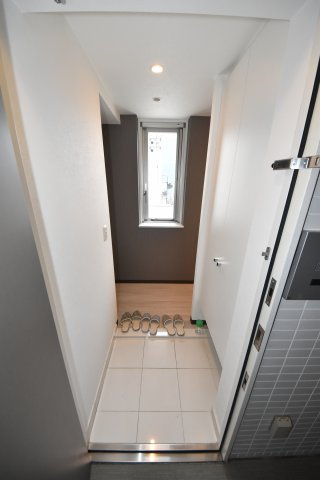 大阪市中央区博労町１丁目の賃貸マンションの玄関