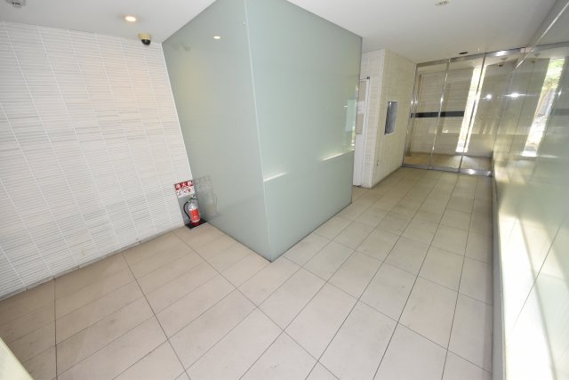 大阪市中央区博労町１丁目の賃貸マンションのエントランス