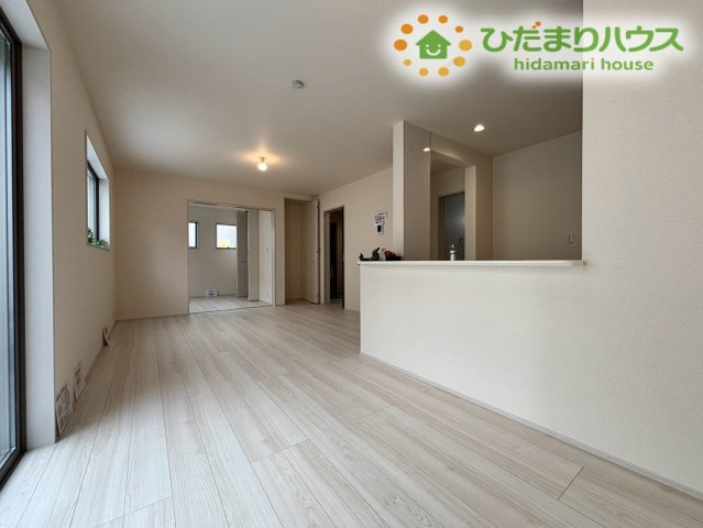鴻巣市松原　3期　新築一戸建て　リーブルガーデン　04の居間・リビング|家具の配置がしやすいすっきりとした横長リビングです！ご家族で広々と寛げるスペースを確保でき、会話も弾みます♪キッチンからリビング全体が見渡せるため、お子様の様子を見守りながら家事ができますよ！