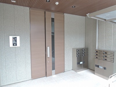 高槻市芥川町４丁目の賃貸マンションのエントランス