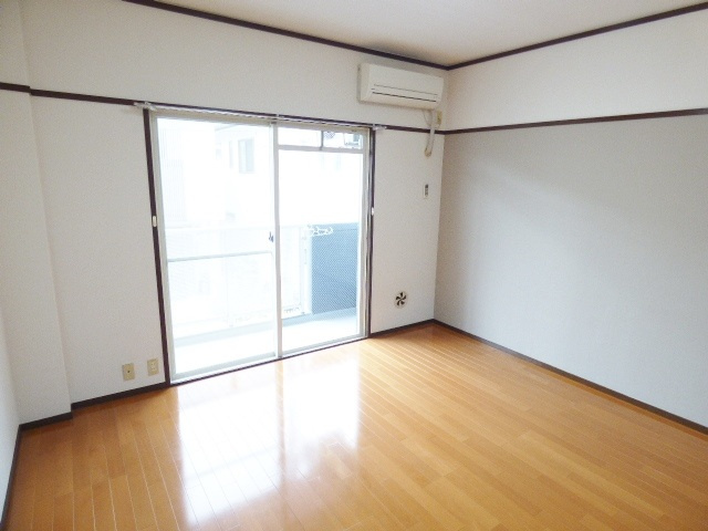 エムビルの居間・リビング