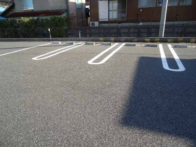 【駐車場】 | ヴィラフォンスⅡ | 車をお持ちの方に嬉しい駐車場付きの物件です