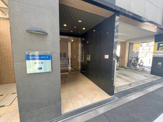 ロイヤルレジデンス新大阪のエントランス