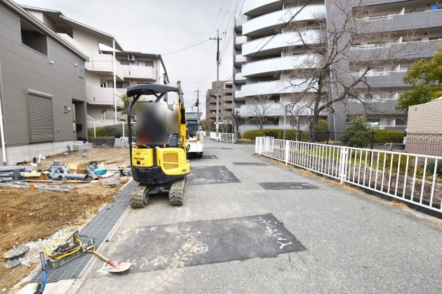 クレイドルガーデン尼崎市食満7丁目新築一戸建て｜3LDK＋駐車2台可の前面道路含む現地写真|前面道路幅員、約6ｍ（水路含む）