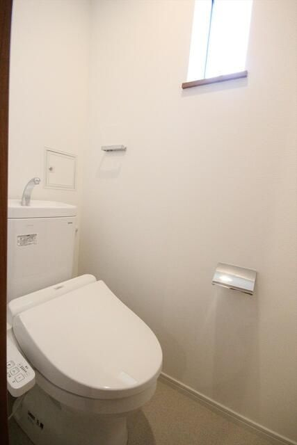 SOCIETY IKEGAMIのトイレ|棚と温水洗浄便座付きのトイレ