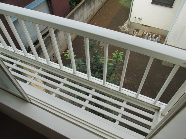 三鷹市深大寺３丁目のアパートのバルコニー