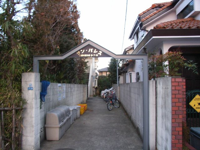 三鷹市深大寺３丁目のアパートのエントランス