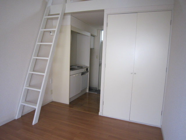 三鷹市深大寺３丁目のアパートの洋室