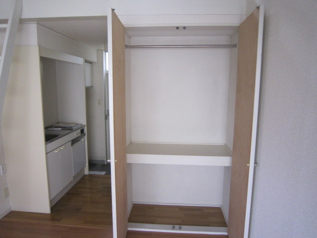 三鷹市深大寺３丁目のアパートの収納