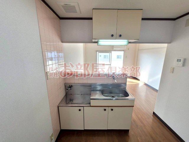 プランドゥ合川Ⅰのキッチン|窓や収納豊富なキッチンになります。