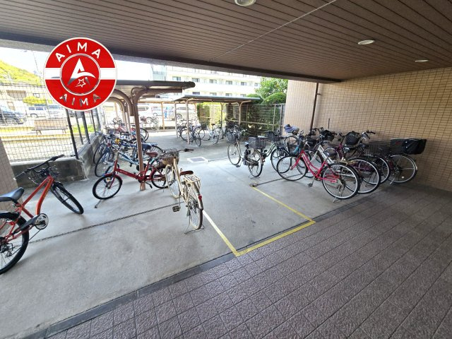 藤和シティコープ和白の駐輪場|屋根付きの駐輪場で、自転車を雨から守れます。