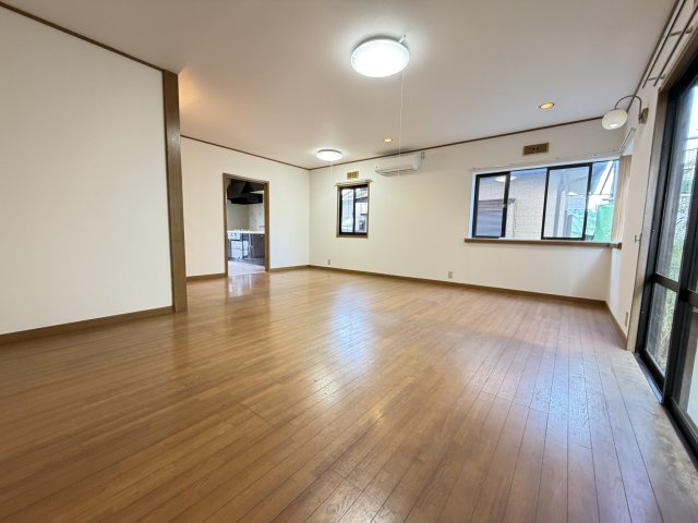 山武郡芝山町岩山貸家の居間・リビング