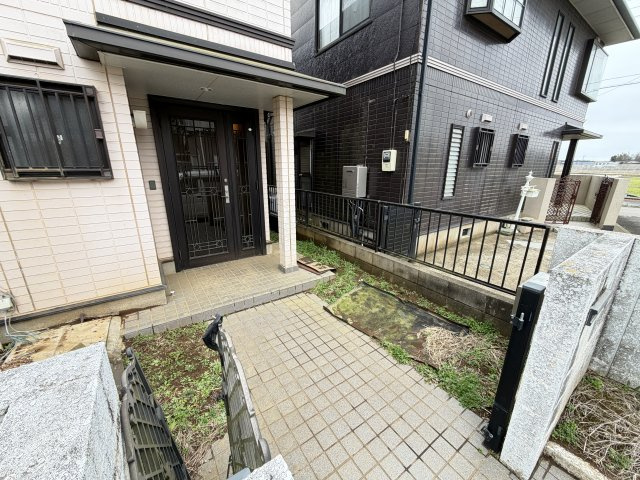 山武郡芝山町岩山貸家の玄関