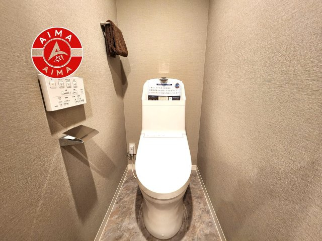 エクセレンス谷のトイレ|白を基調とした、シンプルながらも落ち着くデザイン。洗浄付き温水便座で機能性も兼ね備えています♪