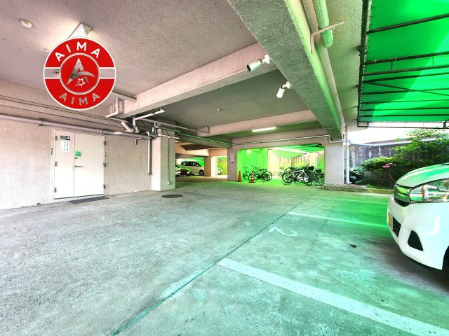 エクセレンス谷の駐車場|駐車場が敷地内にあるため、防犯面でも安心してお車をご利用いただけます。