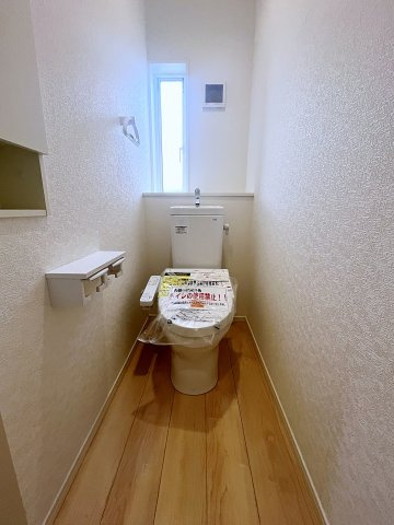 想定年間賃料123.6万　想定利回り6.57％　木造のトイレ