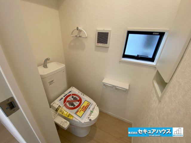 【今からご案内可能】愛知郡東郷町諸輪　全4棟のトイレ|【高機能トイレ】
◆高機能トイレの多くは便器のフタの開閉が自動であり、使用後に手動で水を流す面倒もなく非常に便利です。スタイリッシュな見た目で、お掃除しやすく、節水効果が高いです。　　　　　　　　　　