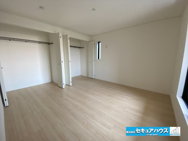 【今からご案内可能】愛知郡東郷町諸輪　全4棟の洋室|【洋室8帖】
◆広々とした居住空間は日々の暮らしを彩り、心のやすらぎと満足感を与えてくれます。通風と採光を考慮した設計は子供たちはのびのび育ち、家族でくつろぎと団らんを生み出します。　　　　　　　　　