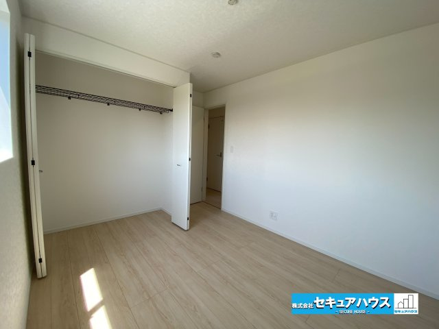 【今からご案内可能】愛知郡東郷町諸輪　全4棟の洋室|【洋室5.25帖】
◆家族一人ひとりの大切なプライベート空間。趣味に合わせて使って頂けるようシンプルに仕上げてあります。暮らし心地を大きく左右する収納を、適材適所に配置し使い勝手を考慮しました。　　　