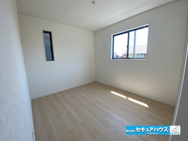 【今からご案内可能】愛知郡東郷町諸輪　全4棟の洋室|【洋室5.25帖別角度】
◆お子様のお部屋や主寝室、来客時の宿泊室、趣味のお部屋としてもご利用いただけます♪
◆2面の窓から採光を取り入れ明るい洋室になっております。　　　　　　　　　　　　　　　　　