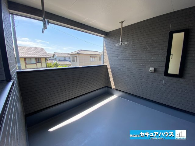 【今からご案内可能】愛知郡東郷町諸輪　全4棟のバルコニー|【バルコニー】
◆見晴らしもよく、太陽の温かな温もりをめいっぱい受け止めてくれます。
太陽の光と爽やかな風を受けたお洗濯物はあっという間に乾きます。
◆急な天候の変化にも安心なインナーバルコニーです。