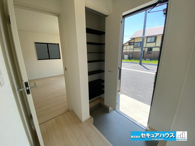 【今からご案内可能】愛知郡東郷町諸輪　全4棟の玄関|【玄関】
◆光が差し込み明るい設計です。
◆玄関には、収納力のあるシューズボックスがございます。玄関まわりがすっきり片付きます。
◆ダブルロックキーで防犯面も安心です。　　　　　　　　　　　　　　　　