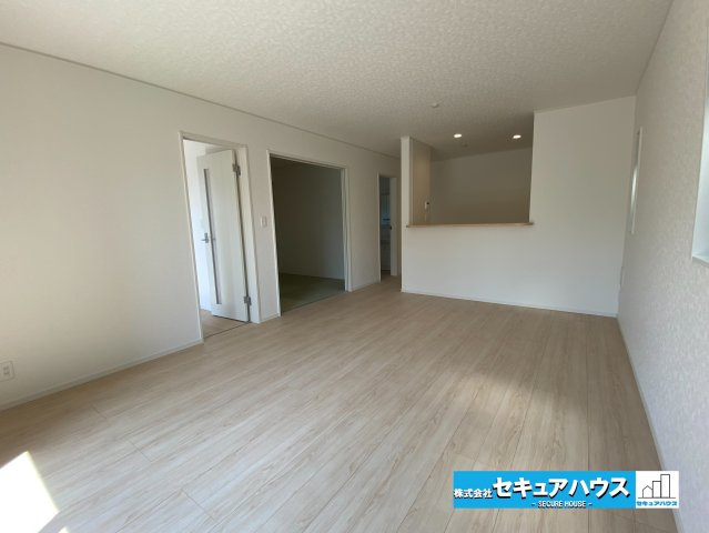 【今からご案内可能】愛知郡東郷町諸輪　全4棟の居間・リビング|【LDK16帖】
◆家族揃ってリビングで過ごすお休みの日が、楽しみになる場所となることでしょう。
◆対面式のオープンキッチンは、家事をしながら家族の様子が一目でわかる安心＆便利設備♪　　　　　　　　　