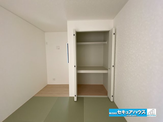 【今からご案内可能】愛知郡東郷町諸輪　全4棟の和室|【和室5.25帖】
◆LDKに隣接する和室はお子様の遊び場や寝転がるスペースとして利用することができます。
◆来客時には扉を閉めて客間として利用できるため汎用性の高いお部屋です。　　　　　　　　　　　