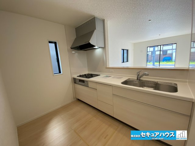 【今からご案内可能】愛知郡東郷町諸輪　全4棟のキッチン|【キッチン】
◆同時にたくさんの料理が調理できる3口コンロ。「焼く・蒸す・煮る」の工程を同時進行で進めることができるので、料理を素早く作ることができます。育児でバタバタ忙しいママに嬉しい♪　　　　　　