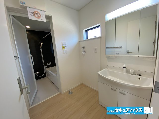 【今からご案内可能】愛知郡東郷町諸輪　全4棟の独立洗面台|【洗面台】
◆鏡の裏にはたっぷりと収納スペースを標準装備！
◆電源を付属しているのでドライヤーなど利用できます。
◆洗面台下にも収納スペースがあるため洗剤やシャンプーのストックを入れられます。　　　　