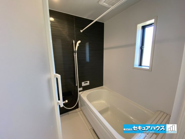 【今からご案内可能】愛知郡東郷町諸輪　全4棟の浴室|【浴室】
◆アクセントパネルで落ち着きのある雰囲気を演出します。毎日の疲れを癒やすバスタイムをお楽しみ下さい！
◆窓付きで、カビの繁殖を抑える効果があります。
◆追い炊き機能を備えたオートバスです。　