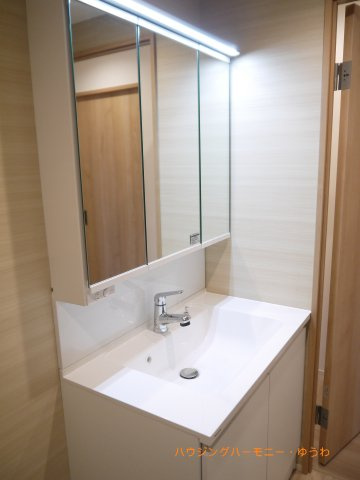 【独立洗面台】 | 目白ガーデニア | 広々としたパウダールームの延長に洗髪洗面化粧台があります。