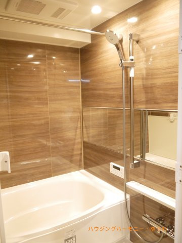 【浴室】 | 目白ガーデニア | 一日の疲れを癒すバスルームは、心地よいリラックスを叶える清潔感溢れる美しい空間です。