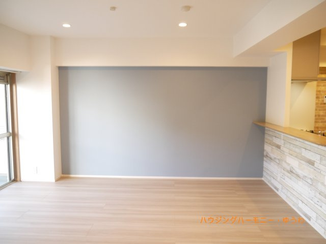 【居間・リビング】 | 目白ガーデニア | ゆったりとした幅の窓からこの空間に降り注ぐ採光が絶えません。