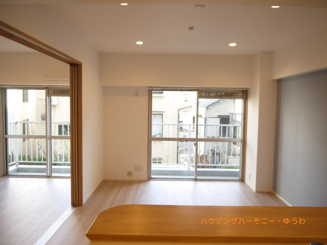 【居間・リビング】 | 目白ガーデニア | リビングにはちょっとしたカウンターがありインテリアを置いたり使い勝手が良さそう。