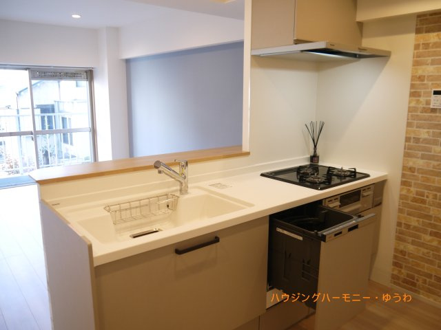 【キッチン】 | 目白ガーデニア | 家族の顔も見れて安心、対面式・浄水器付き３口コンロのシステムキッチンを採用！