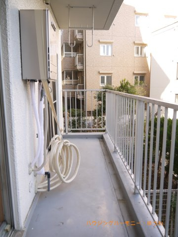 【バルコニー】 | 目白ガーデニア | 充分な広さと幅が確保されたバルコニー。天気が良い日には太陽の陽が差し込み、心地よいバルコニーです。