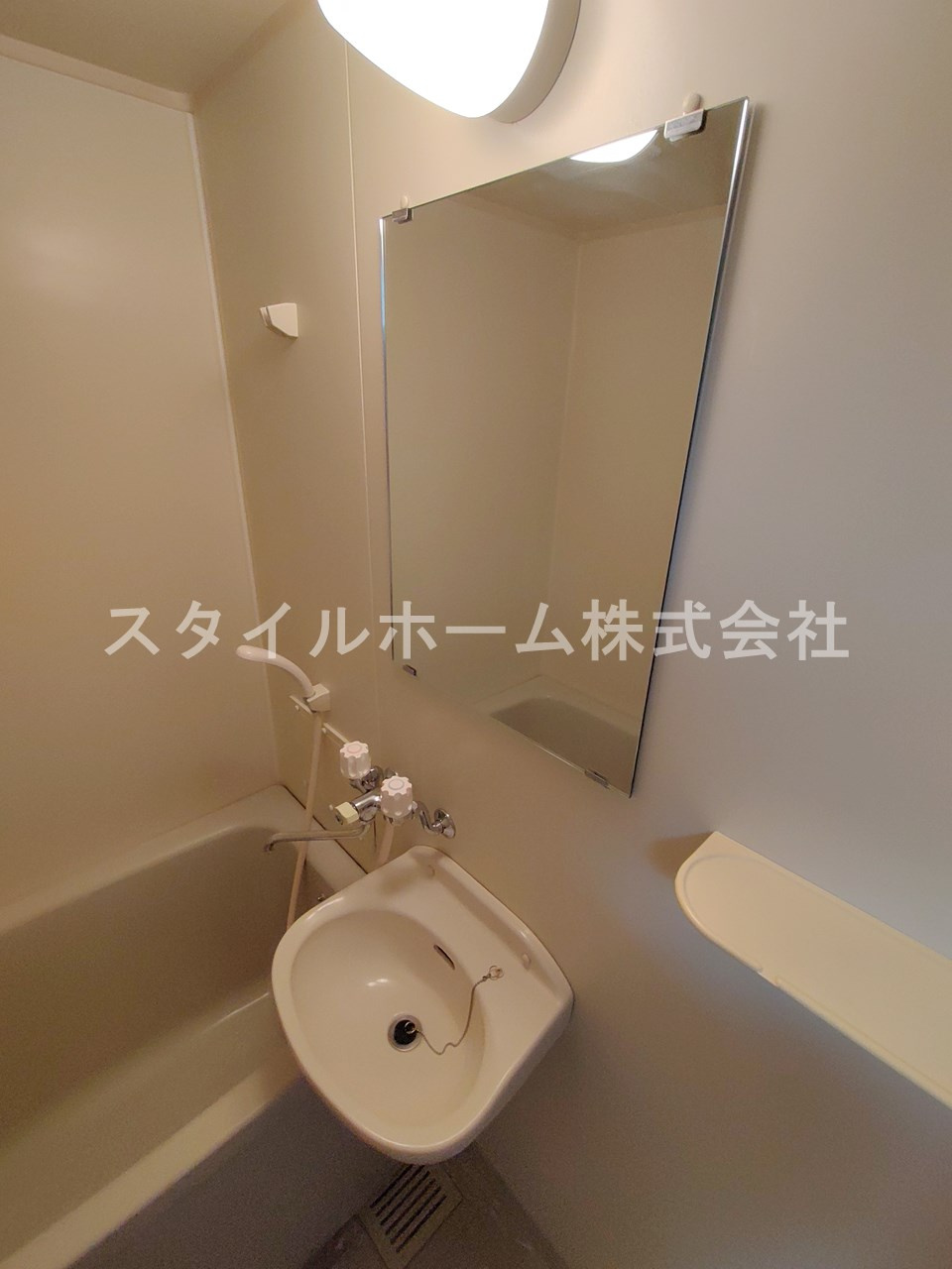 ベルメゾン・ローズの洗面所|別部屋写真です。
