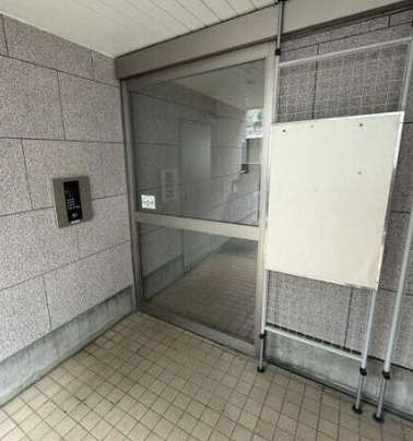 エステート西山のエントランス