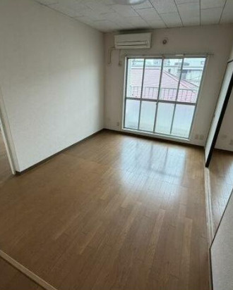 エステート西山の居間・リビング