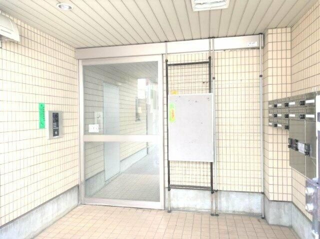 エステート西山のエントランス